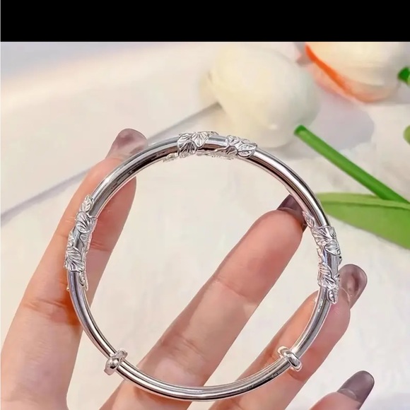 Silver Color Adjustable Bracelet Women’s Carved Flower Bracelet Jewelry New - Picture 4 of 4